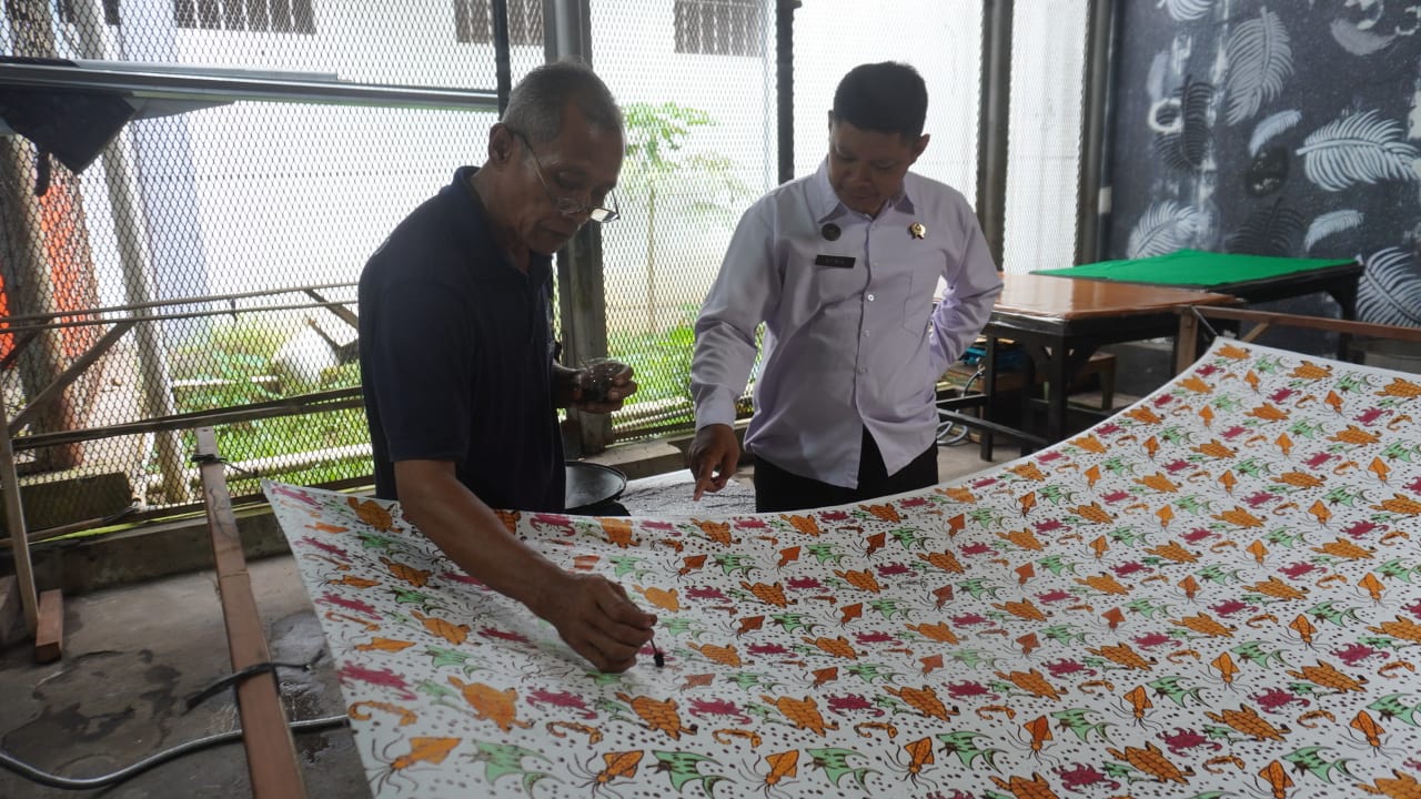 Pembinaan Kemandirian WBP Dioptimalkan, Lapas Purwokerto Kembangkan Batik