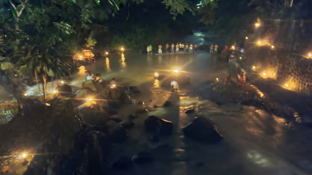 Purnama Saat Sya'ban, Momen Sakral Kungkum Tirta Wening Kali Cawang