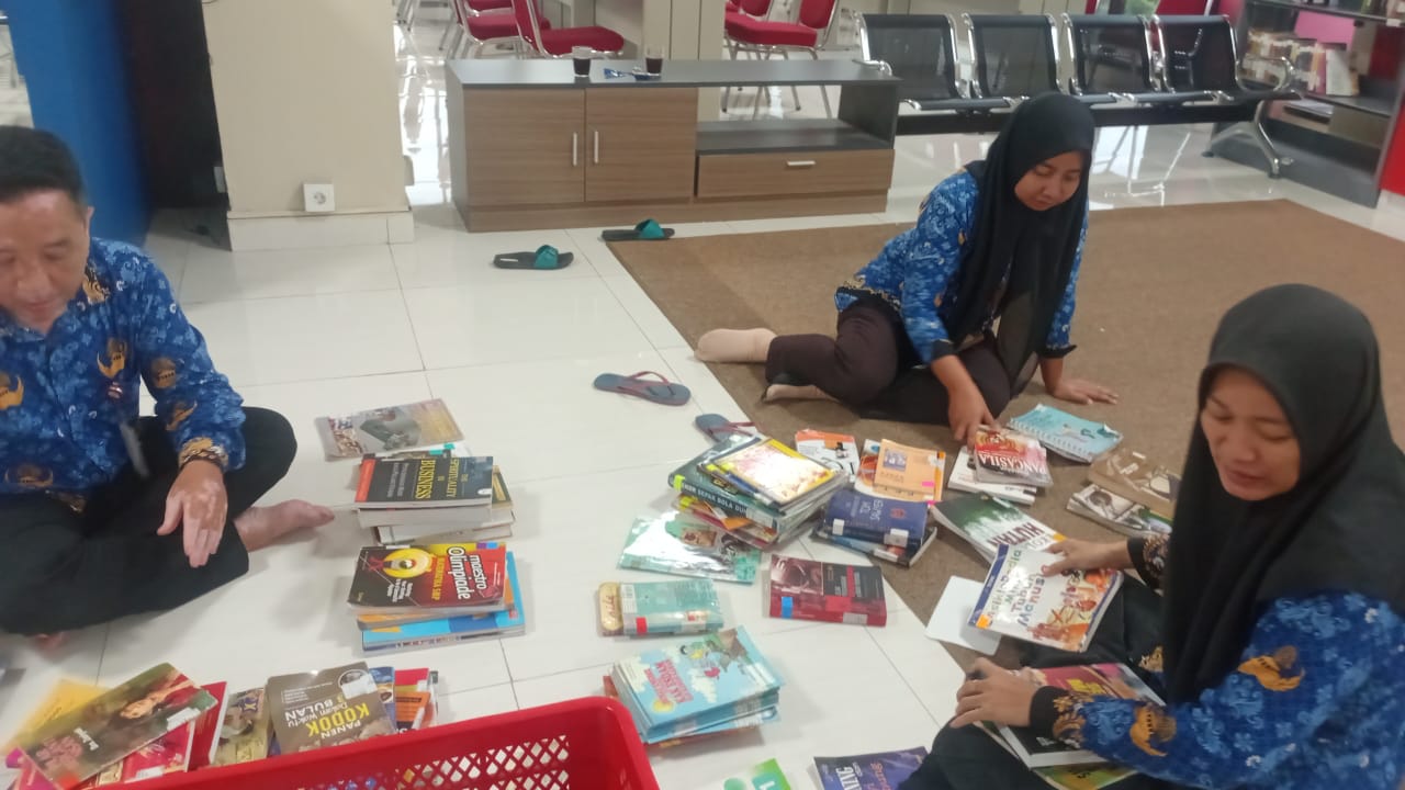 Paham Kode Literatur Ribuan Buku, Butuh Waktu Paling Cepat Sejam Atur Buku di Rak