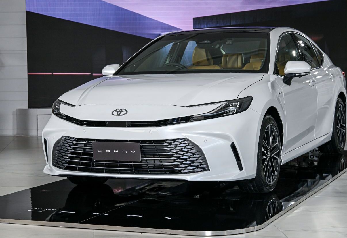 Intip Spesifikasi dan Harga Toyota New Camry HEV 2025 