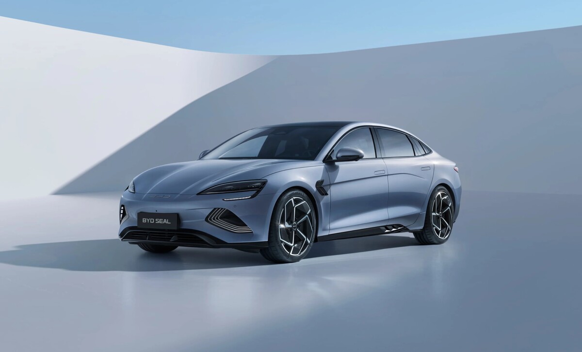 Fitur Canggih BYD Seal, Dari Layar Putar hingga Wireless Charger Ganda!