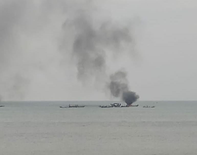 Perahu Terbakar di Perairan Teluk Penyu, 3 ABK Selamat