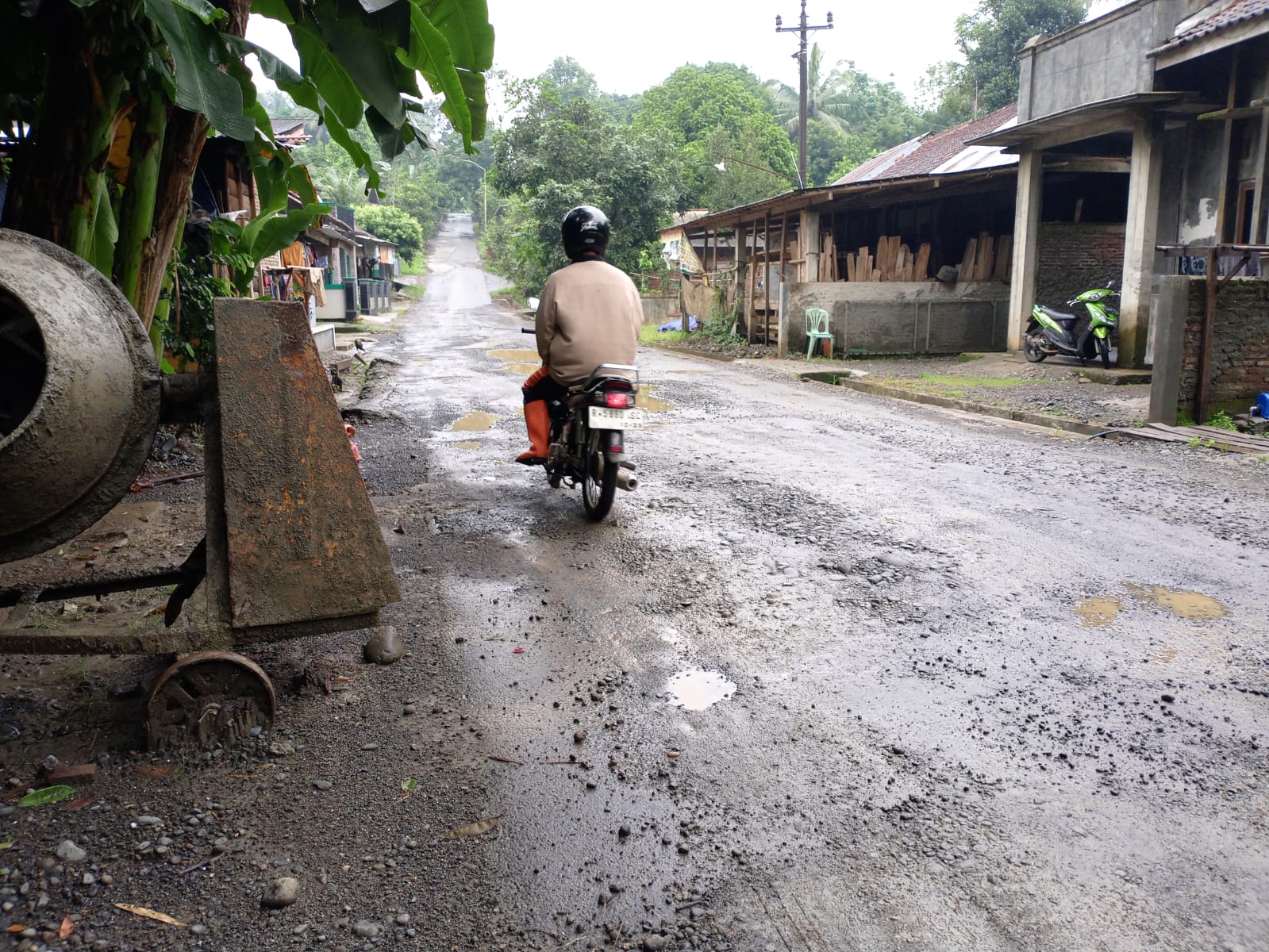 Ruas Jalan Kabupaten di Desa Slinga Purbalingga Rusak Parah