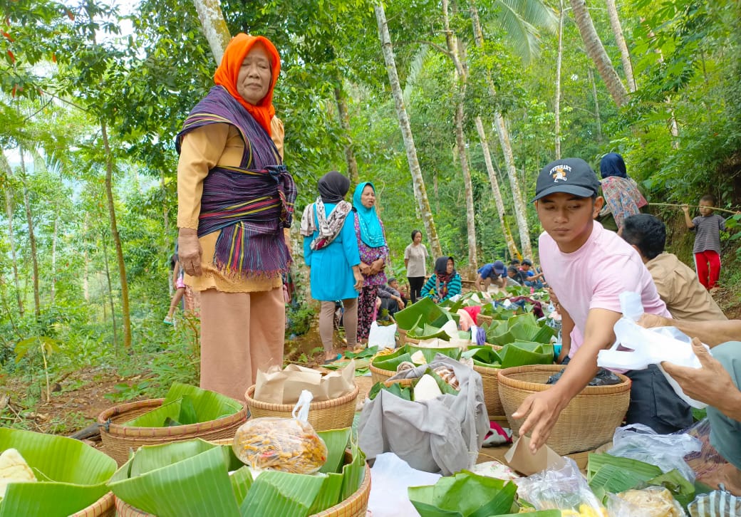 Warga Desa Watuagung Adakan Tradisi Tumpengan di Akses ke Pemakaman Umum