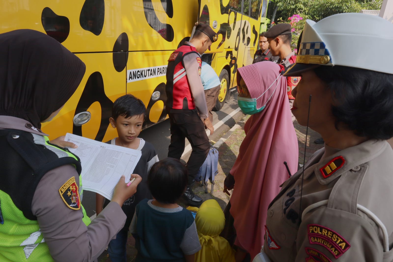 Balik ke Jakarta, Ratusan Warga Banyumas Gembira Naik Angkutan Bus Gratis Polresta Banyumas