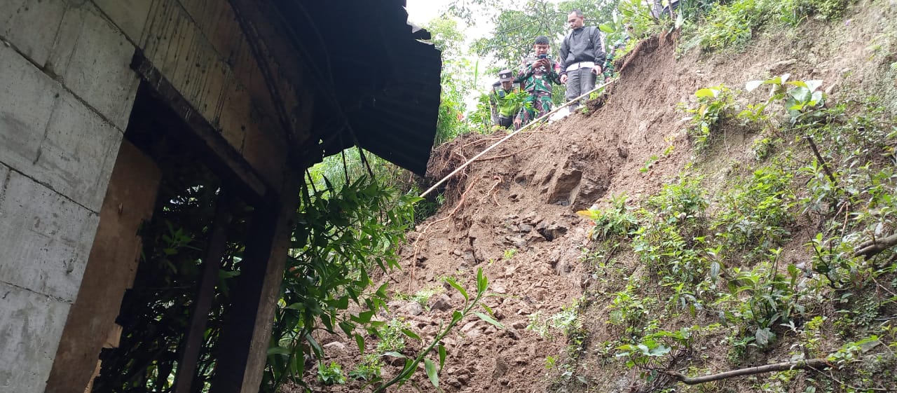 Dapur Rumah Warga di Kalibening Jebol Diterjang Longsor, BPBD Imbau Warga Waspada