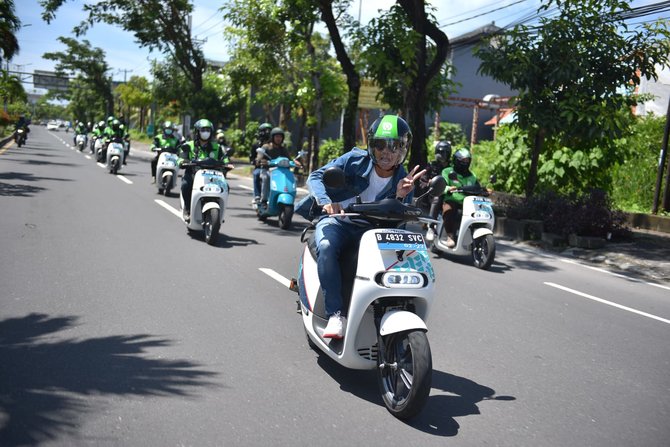 Touring Nyaman Tanpa Suara Bising, Andre Taulany Menggunakan Motor Listrik Electrum di Bali