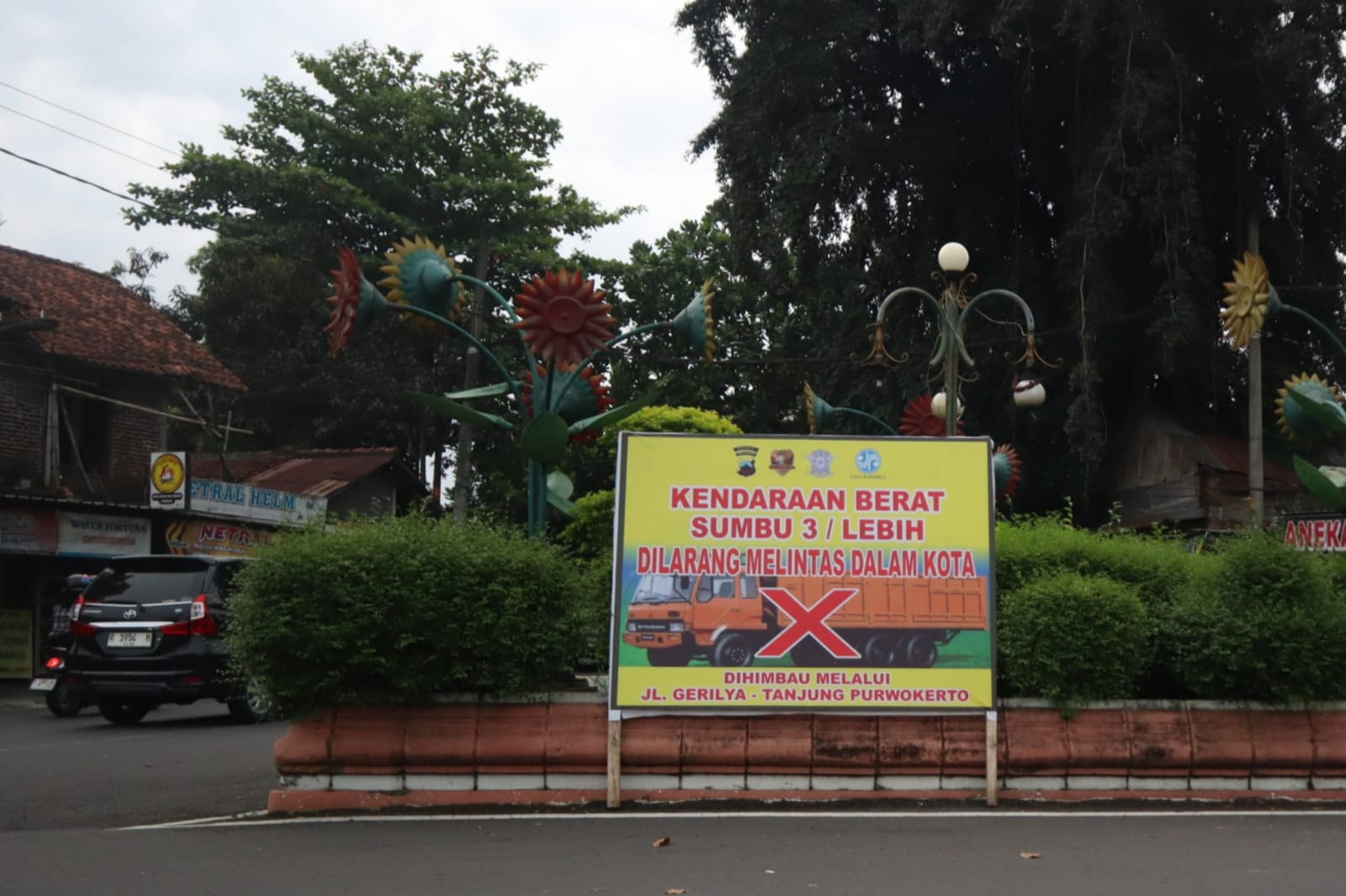 Kendaraan Berat Tidak Boleh Melintas, Dinhub Pasang Pengumuman Larangan