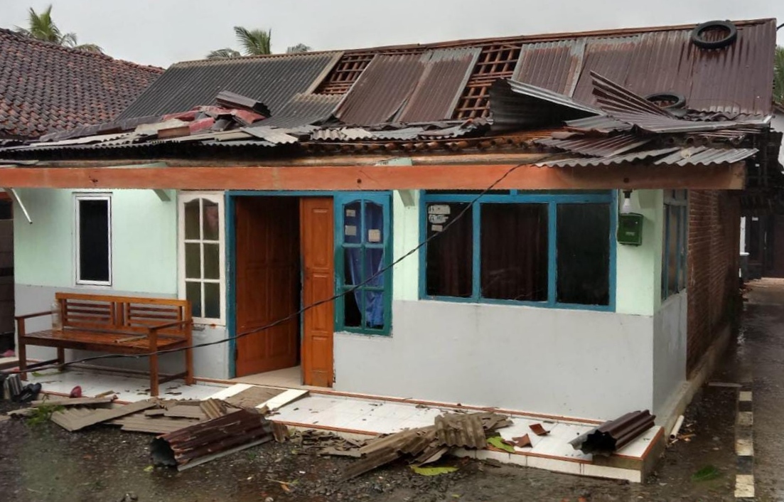 Hujan Deras dan Angin Kencang di Desa Majasem, Atap Rumah Warga Berterbangan