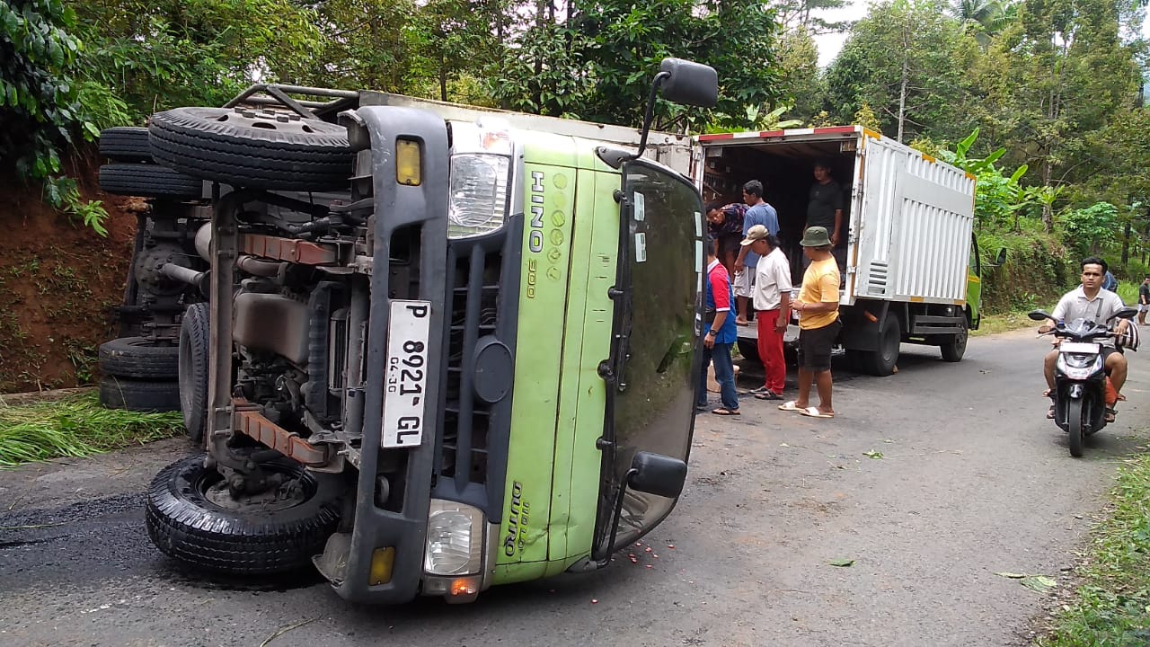 Dua Truk Terguling di Ruas Kemranjen-Tanggeran