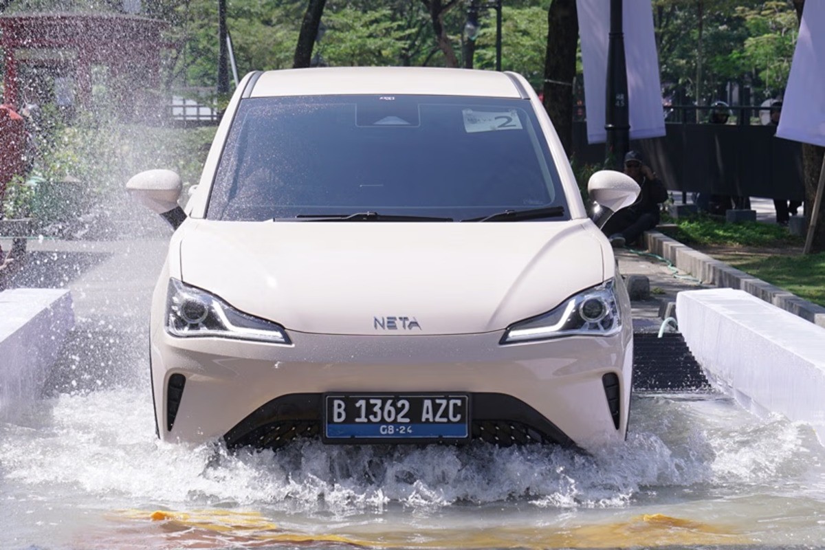 Mobil Listrik Terjebak Banjir? Simak Fakta, Risiko, dan Cara Aman Menghadapinya