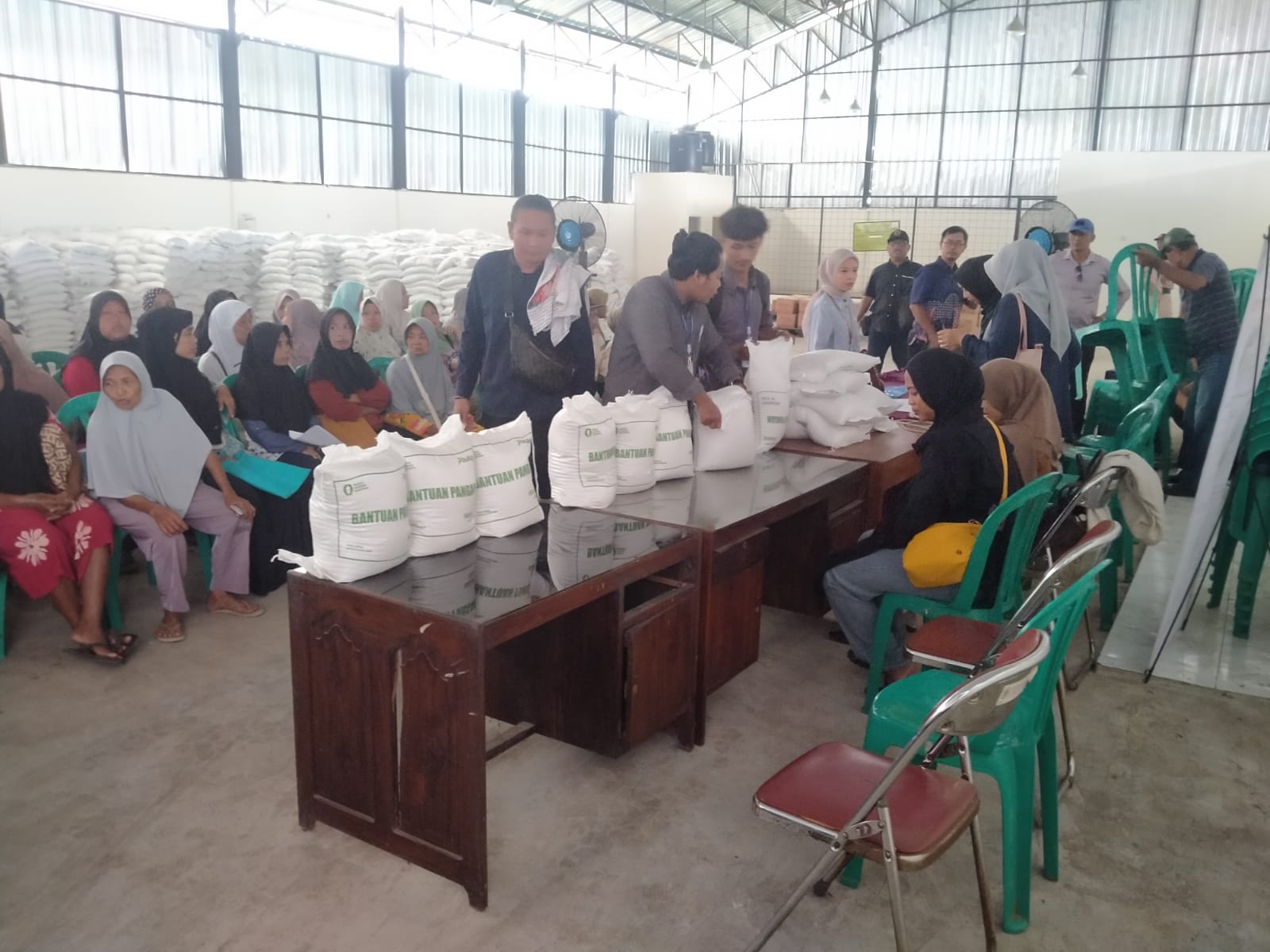 40 Ton Beras CPP Cair di Karangnanas Banyumas, Balai Desa Tak Lagi Menampung