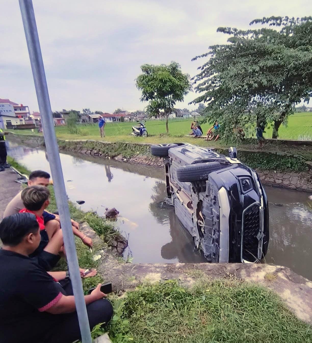 Diduga Mengantuk, Mobil Terjun ke Sungai di Depan Kantor PMI Sokaraja