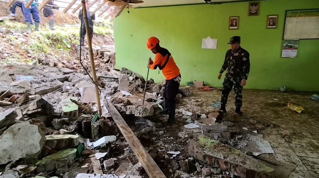 Tembok Kelas MI di Banjarnegara Jebol Akibat Longsor, Kegiatan Belajar Dialihkan ke Rumah