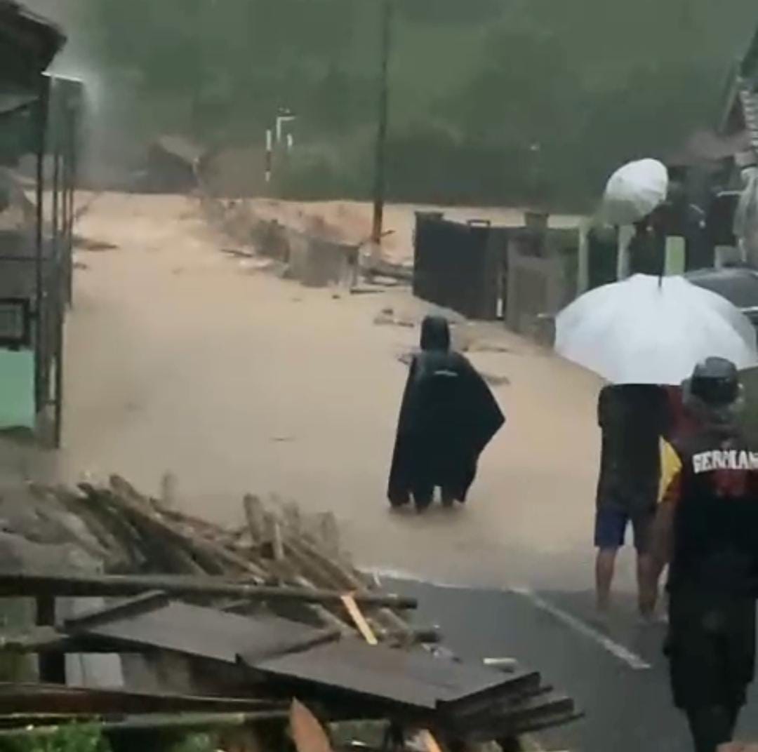 Satu Warung Hanyut Terbawa Banjir, 3 Jalan Kabupaten Longsor Putus Total Di Kecamatan Gumelar Banyumas