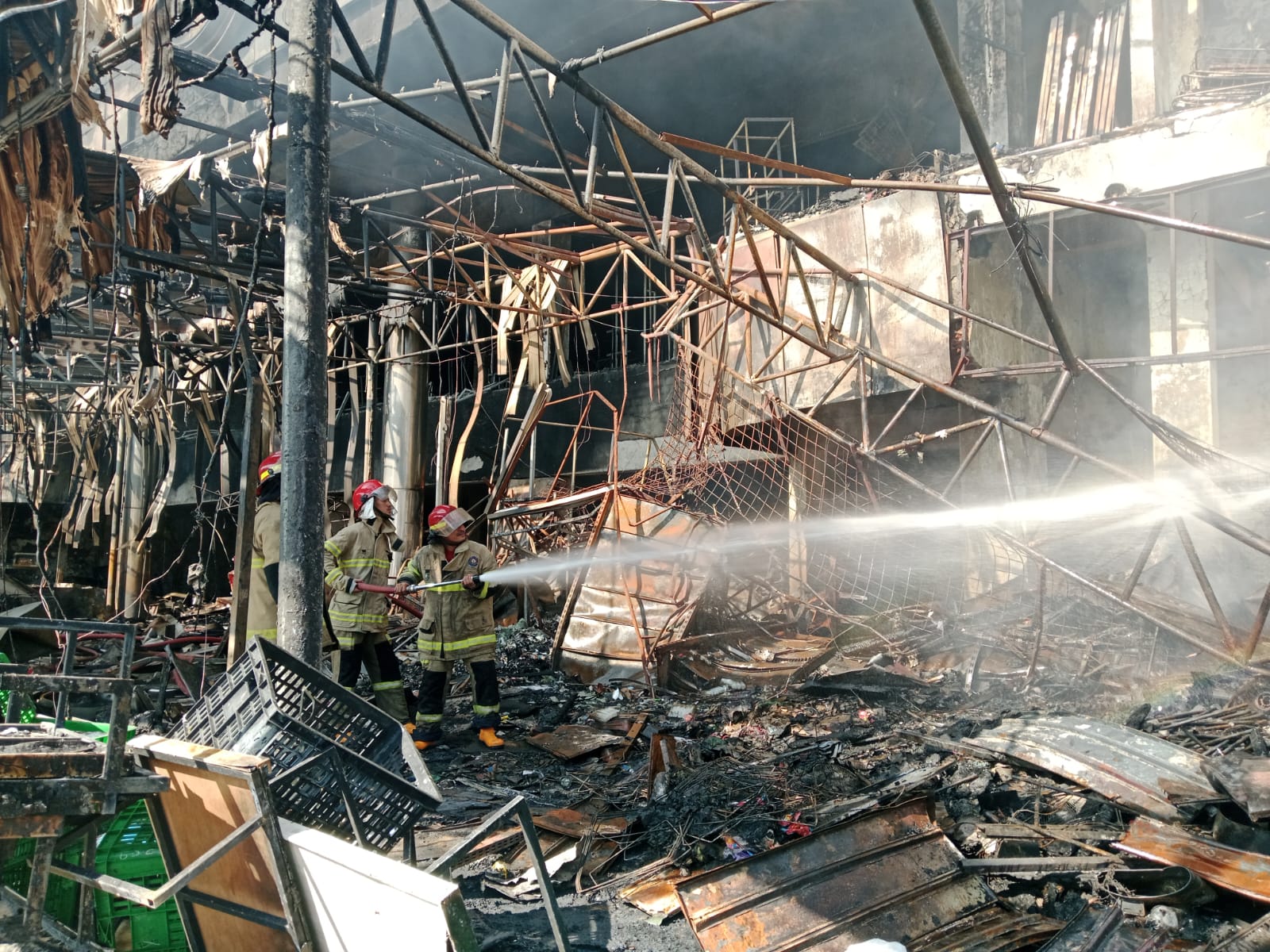 Lima Pos Damkar Dikerahkan, Api di Rita Pasaraya Cilacap Baru Padam Dini Hari