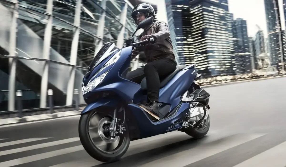 Honda PCX 160 2025: Motor Matic Premium yang Tetap Ramah di Kantong Anak Kuliah