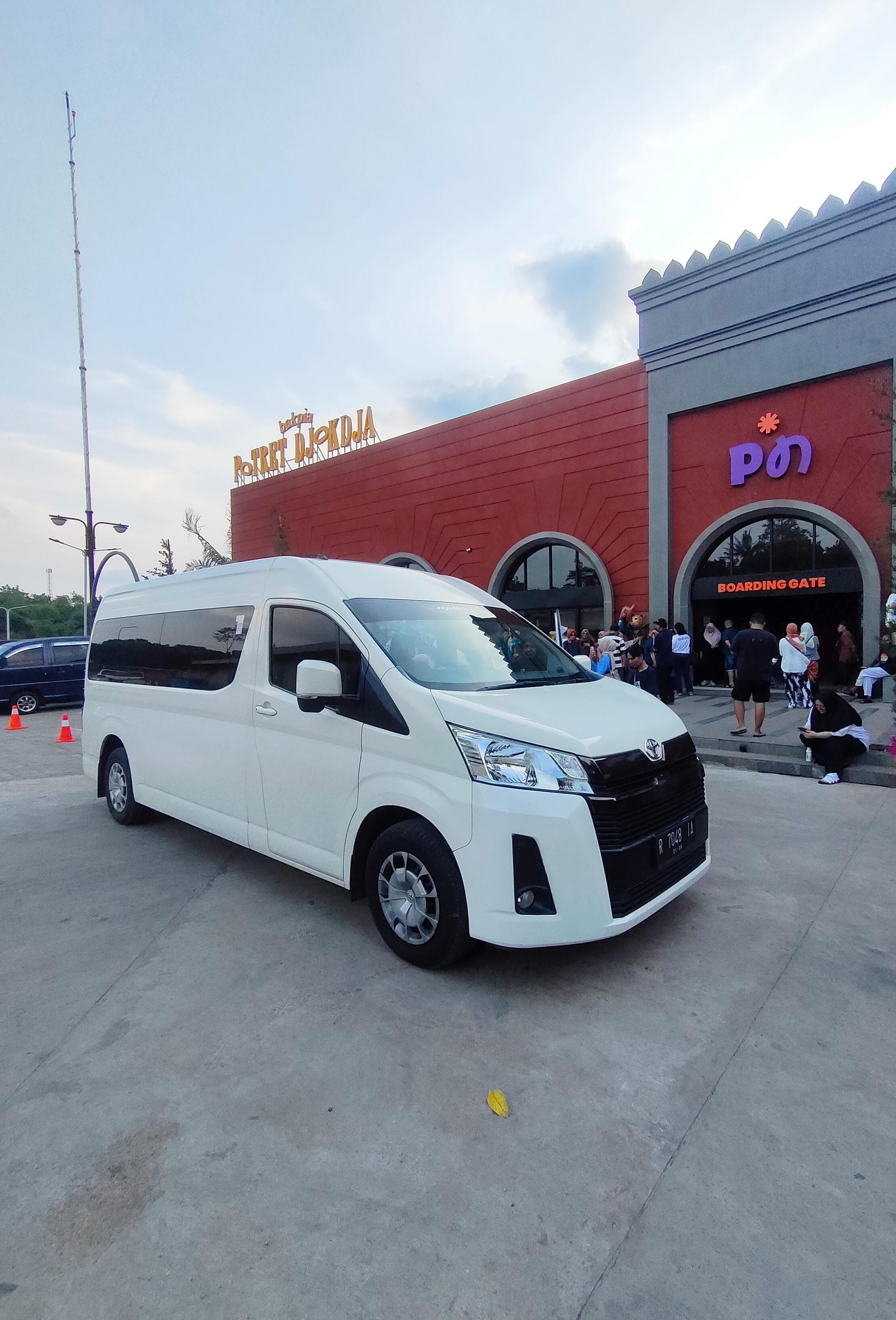 Toyota HiAce Premio, Mobil Komersial Premium yang Siap Dongkrak Bisnismu