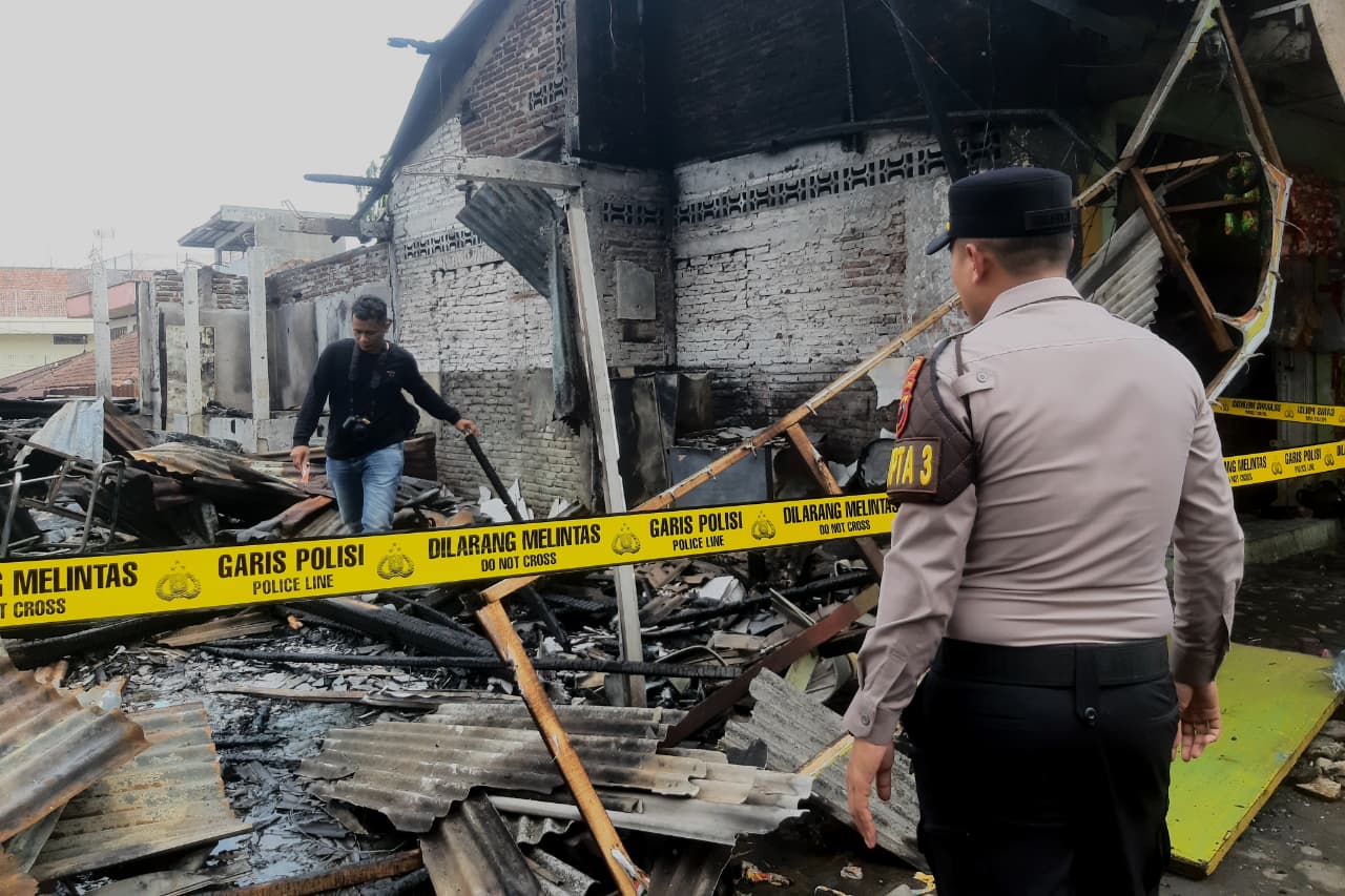 Warung Makan Padang Terbakar di Sawangan Purwokerto, Api Hanguskan Kios Bambu