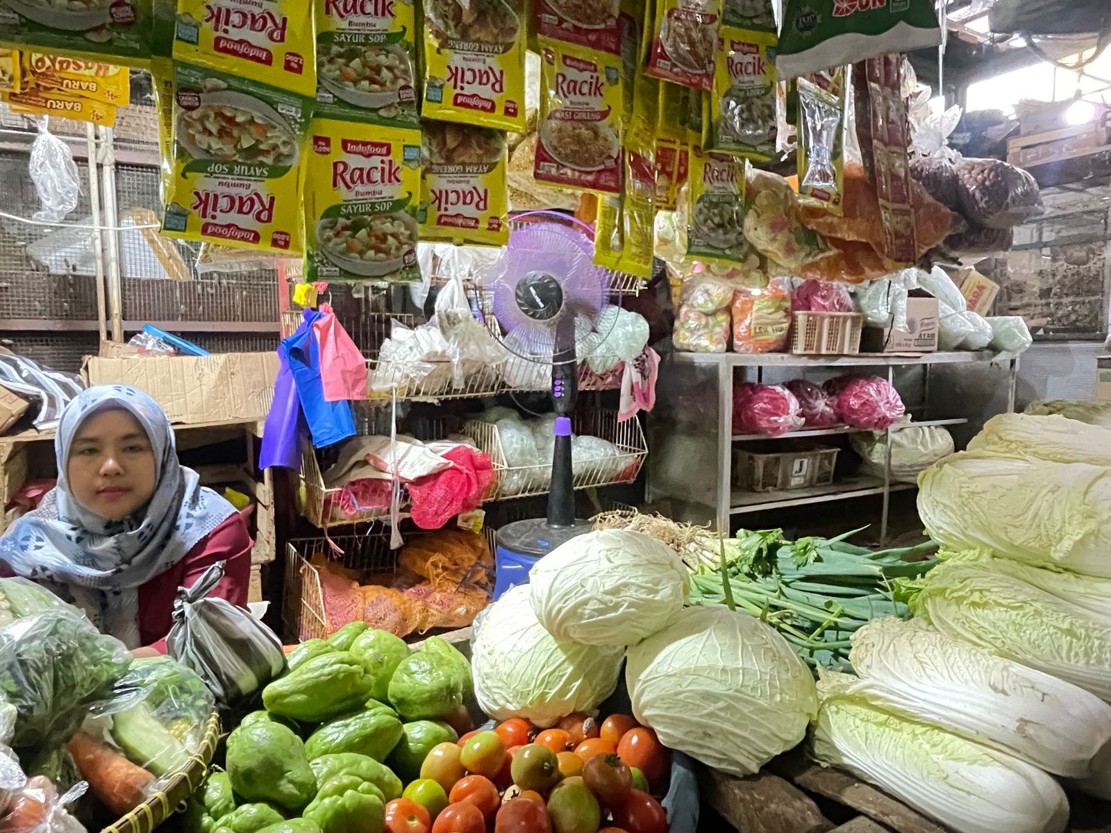 Kerupuk Berwarna Mencolok Masih Ditemukan di Pasar Tradisional Cilacap