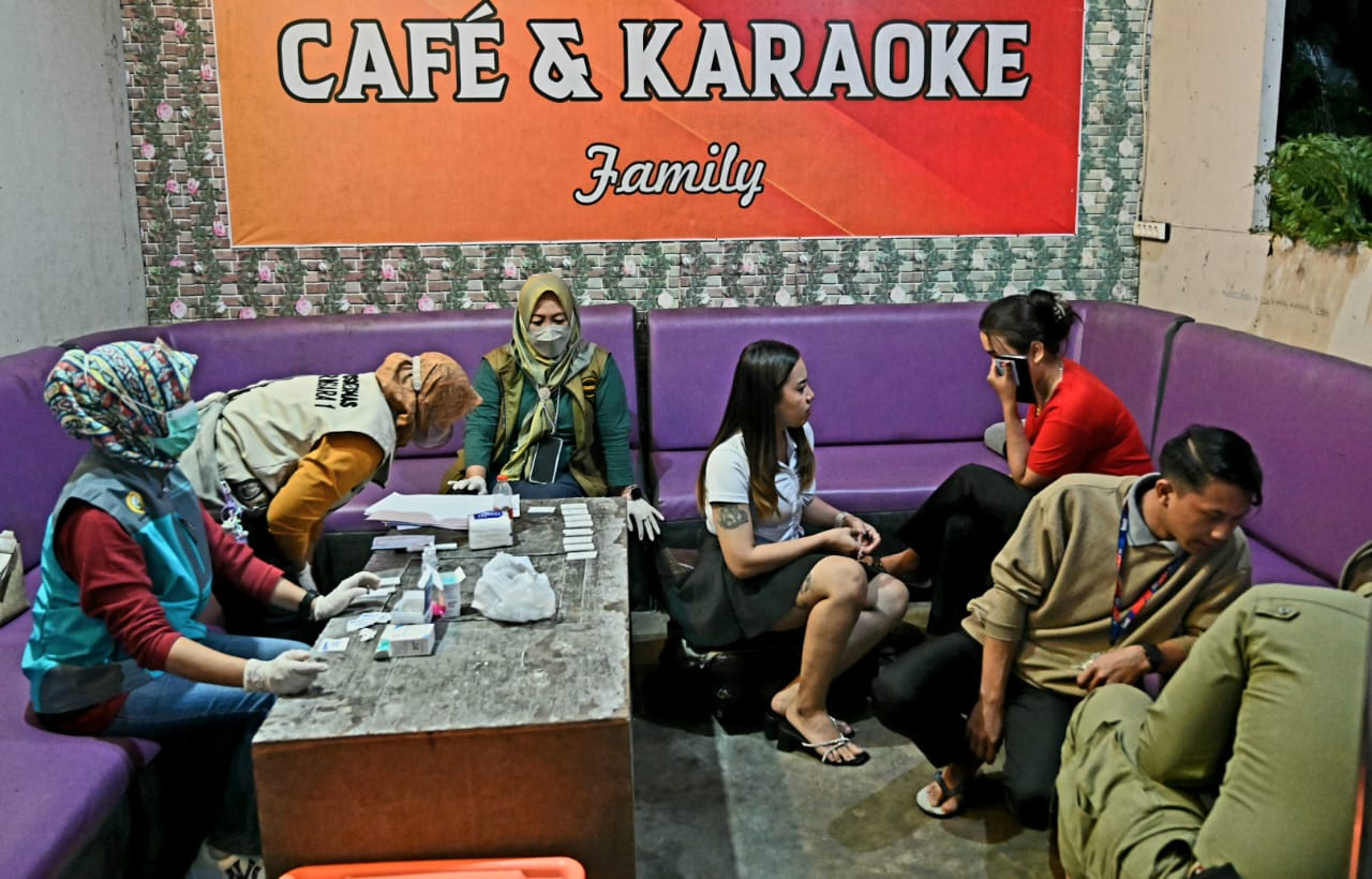 Cegah HIV/AIDS, 33 Pemandu Lagu dan Pengunjung Karaoke di Banjarnegara Jalani Tes Mendadak