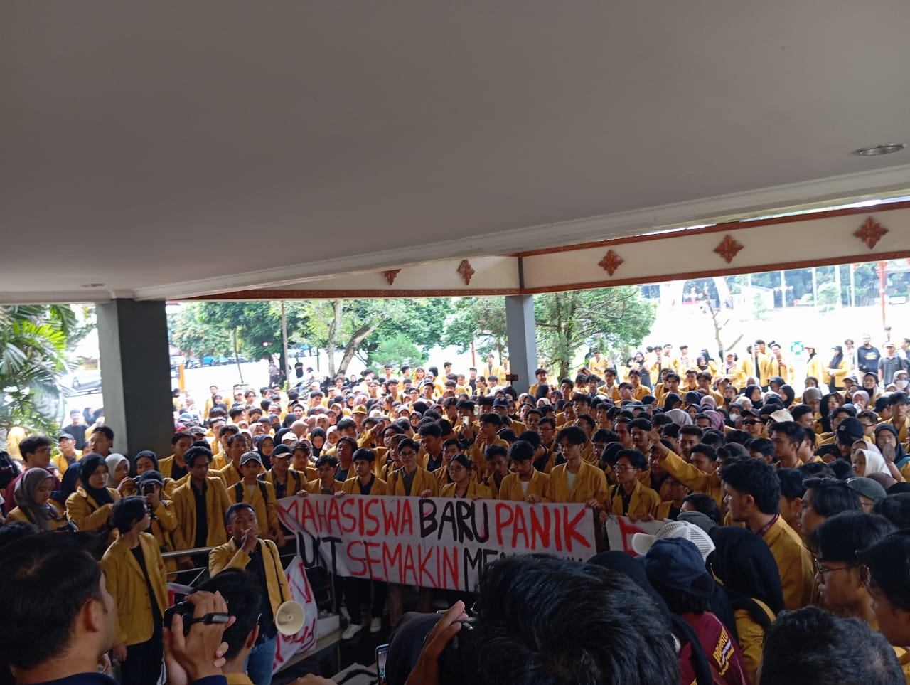 Aksi Dorong-Dorongan Warnai Demo UKT di Unsoed