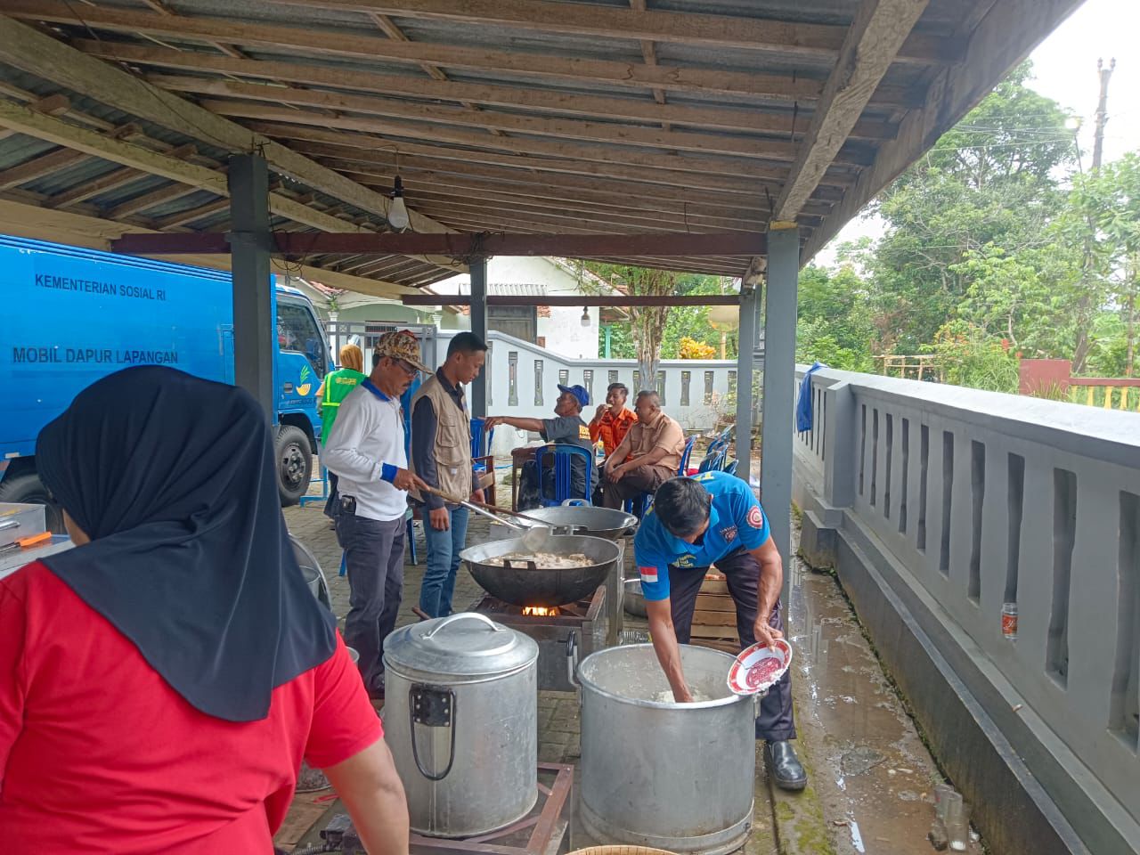 Solidaritas untuk Desa Ketanda: Penyerahan Bantuan Bencana Tanah Bergerak