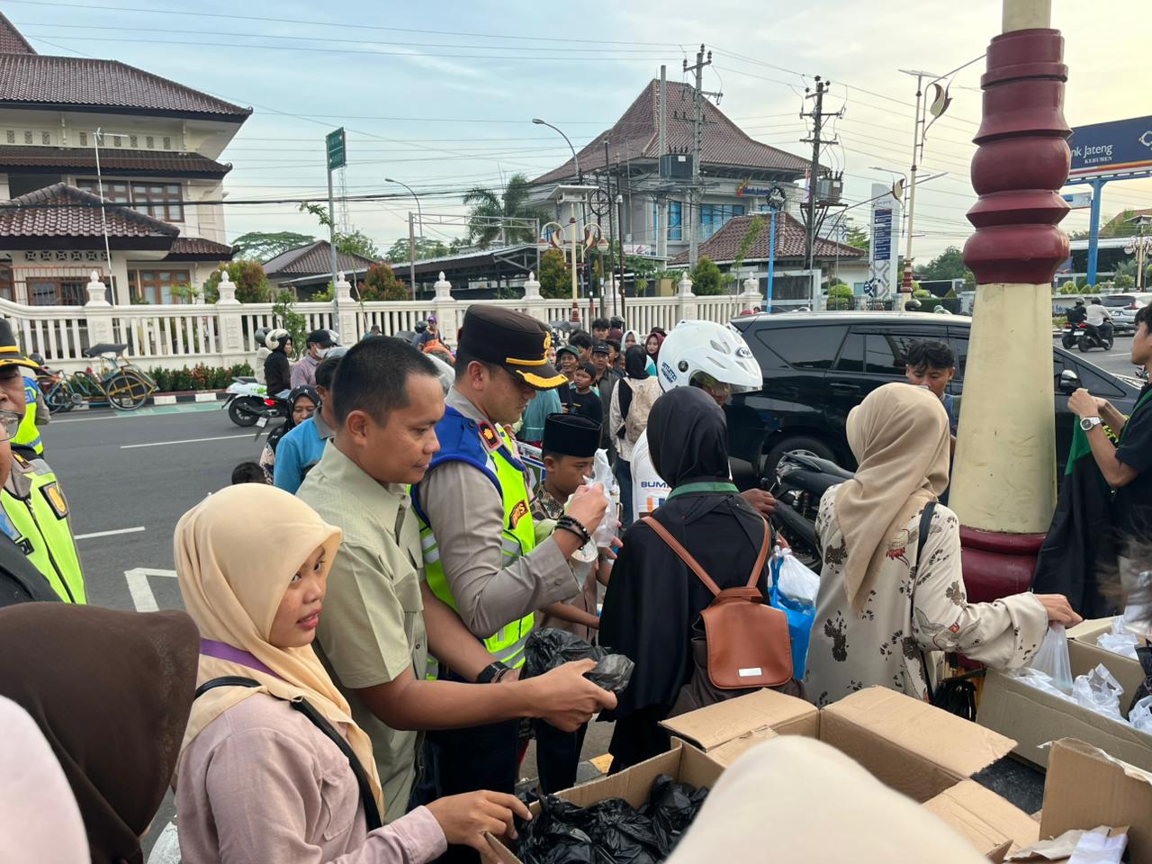 Aksi Bagi Takjil Dapat Sambutan Warga