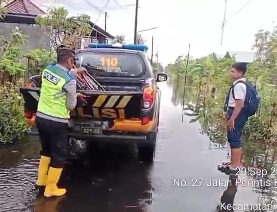 Genangan Air Rendam Cilacap Utara, Polisi Turun Bantu Warga dan Antar Anak Sekolah