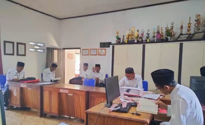 Tadarus Warnai Pagi Kantor Desa Buniayu Banyumas, Ramadan Dimulai dengan Khataman dan Kultum Bergilir
