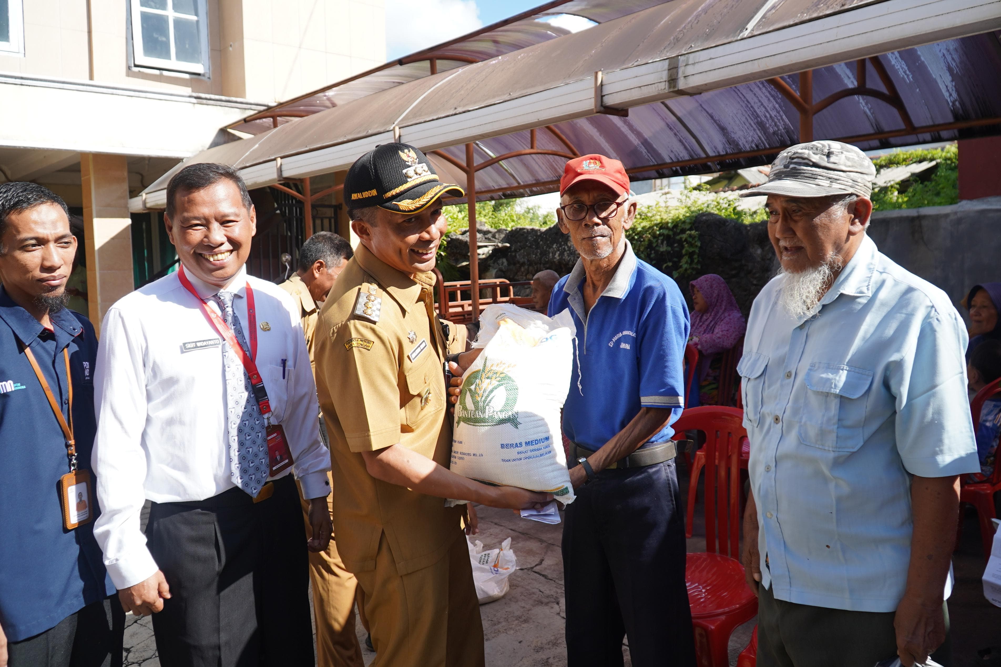 Masyarakat Cilacap Selatan Dapat Bantuan Beras