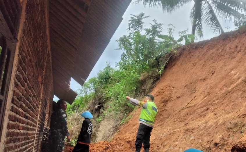 Tebing Longsor Rusak Rumah Warga Donorojo