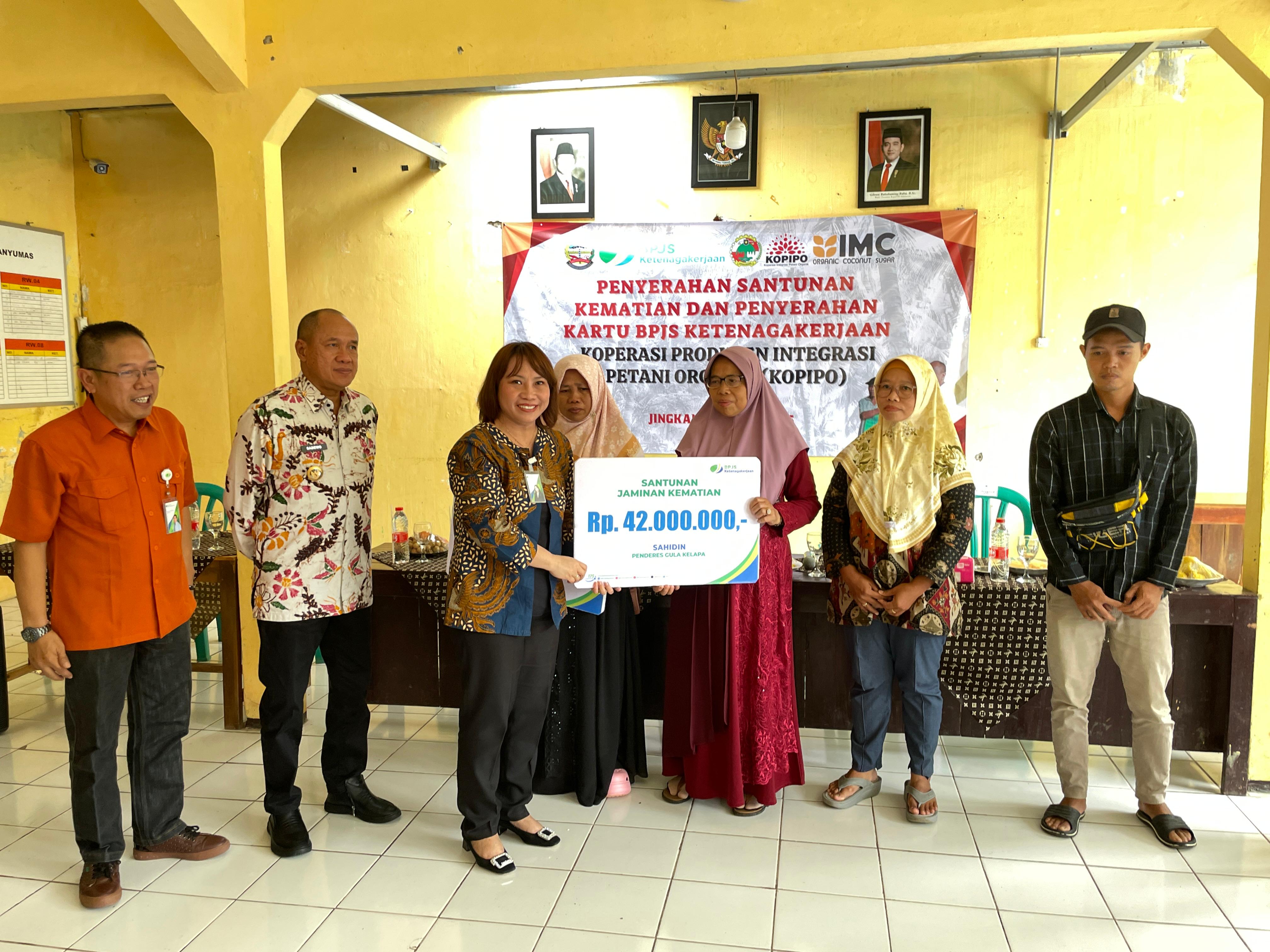 Bupati Banyumas dan Kakanwil BPJS Ketenagakerjaan Jateng-DIY Serahkan Santunan di Jingkang