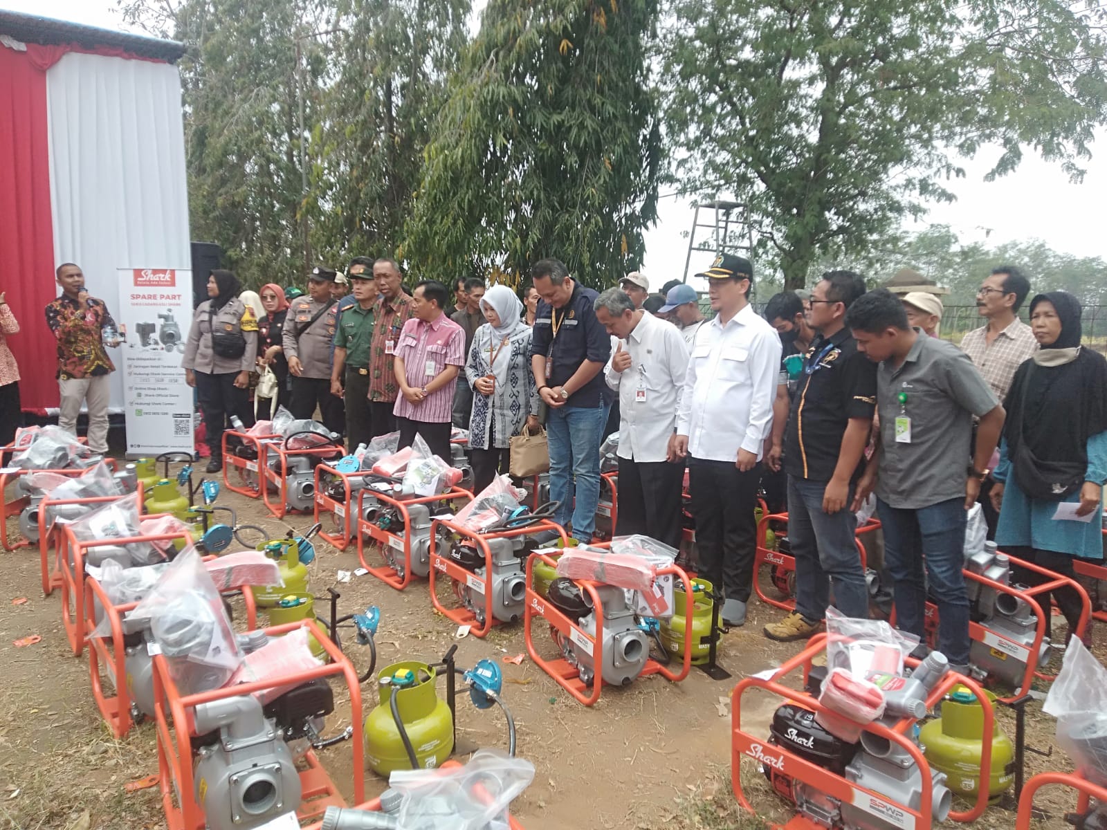 Rofik Salurkan Bantuan Mesin Pompa Air Konversi untuk Petani