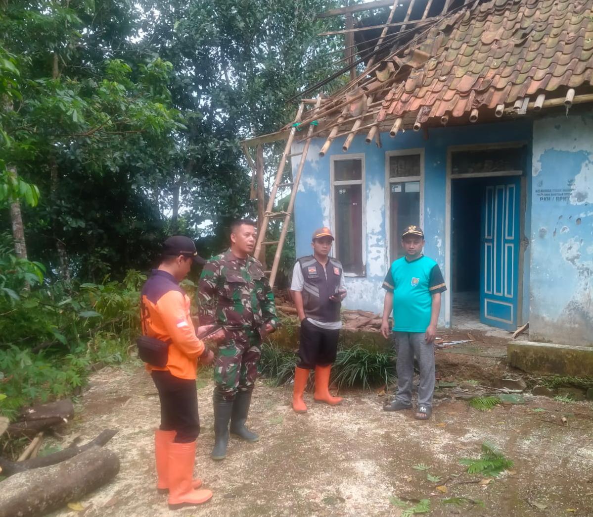 Cuaca Ekstrem di Wanareja Cilacap, Pohon Petai Roboh Timpa Rumah Warga
