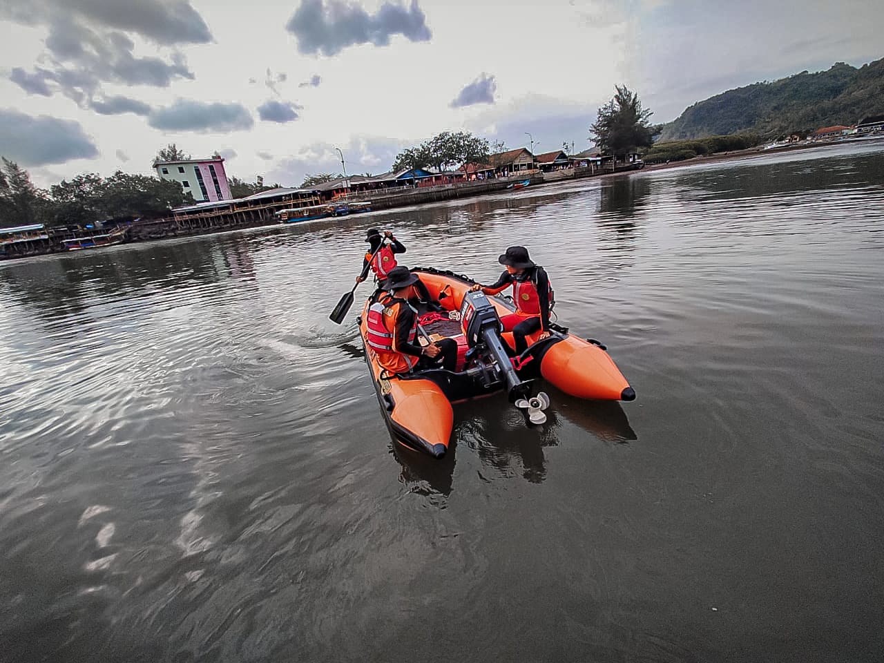 Bawa Muatan Berlebih, Nelayan Jetis Cilacap Tenggelam di Muara Logending Kebumen