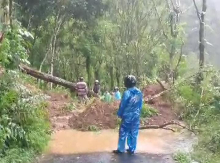 Material Longsor Tutup Seluruh Badan Jalan, Akses Penghubung Dua Desa di Karangmoncol Terputus