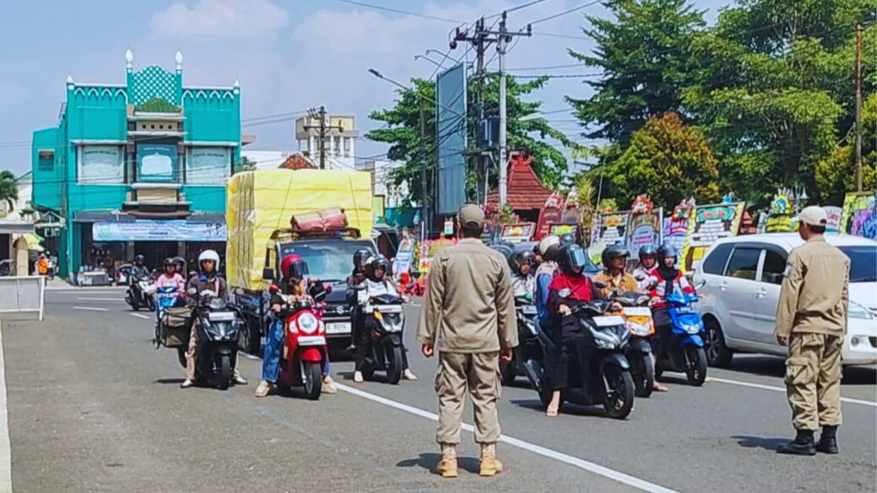 Lagu Indonesia Raya Dikumandangkan, Pengguna Kendaraan di Jalan Dihentiikan