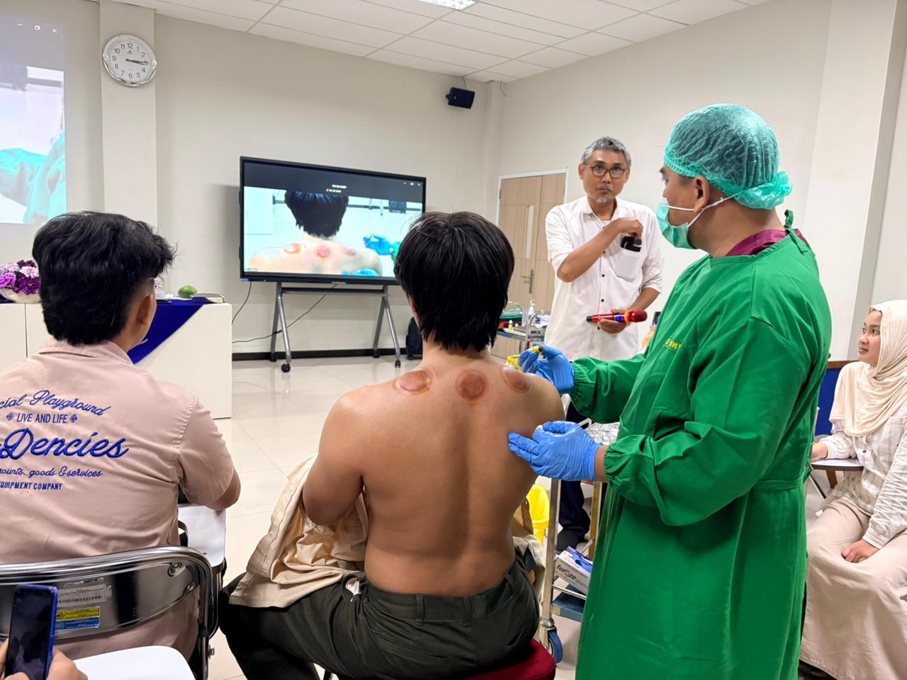 Antusiasme Tinggi Warnai Workshop Bekam Medis Mahasiswa FK UMP