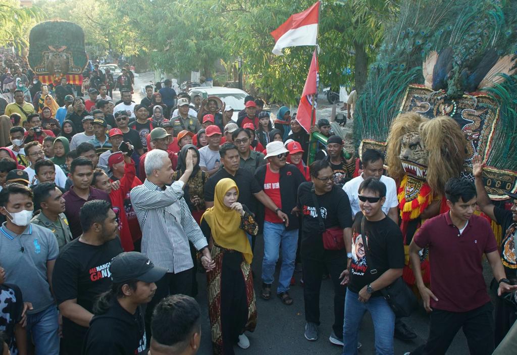 Ganjar Disambut Antusias Ribuan Warga Ngawi, Joget Reog dan Makan Sambal Belut Bersama