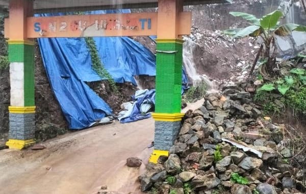 Talud SDN 2 Gunungjati Ambrol Lagi Menutup Akses Jalan