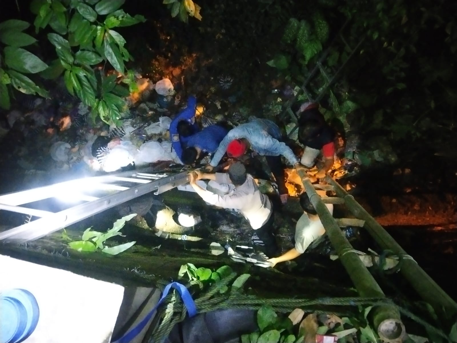 Buang Sampah di Samping Jembatan, Dua Orang Jatuh ke Dalam Jurang