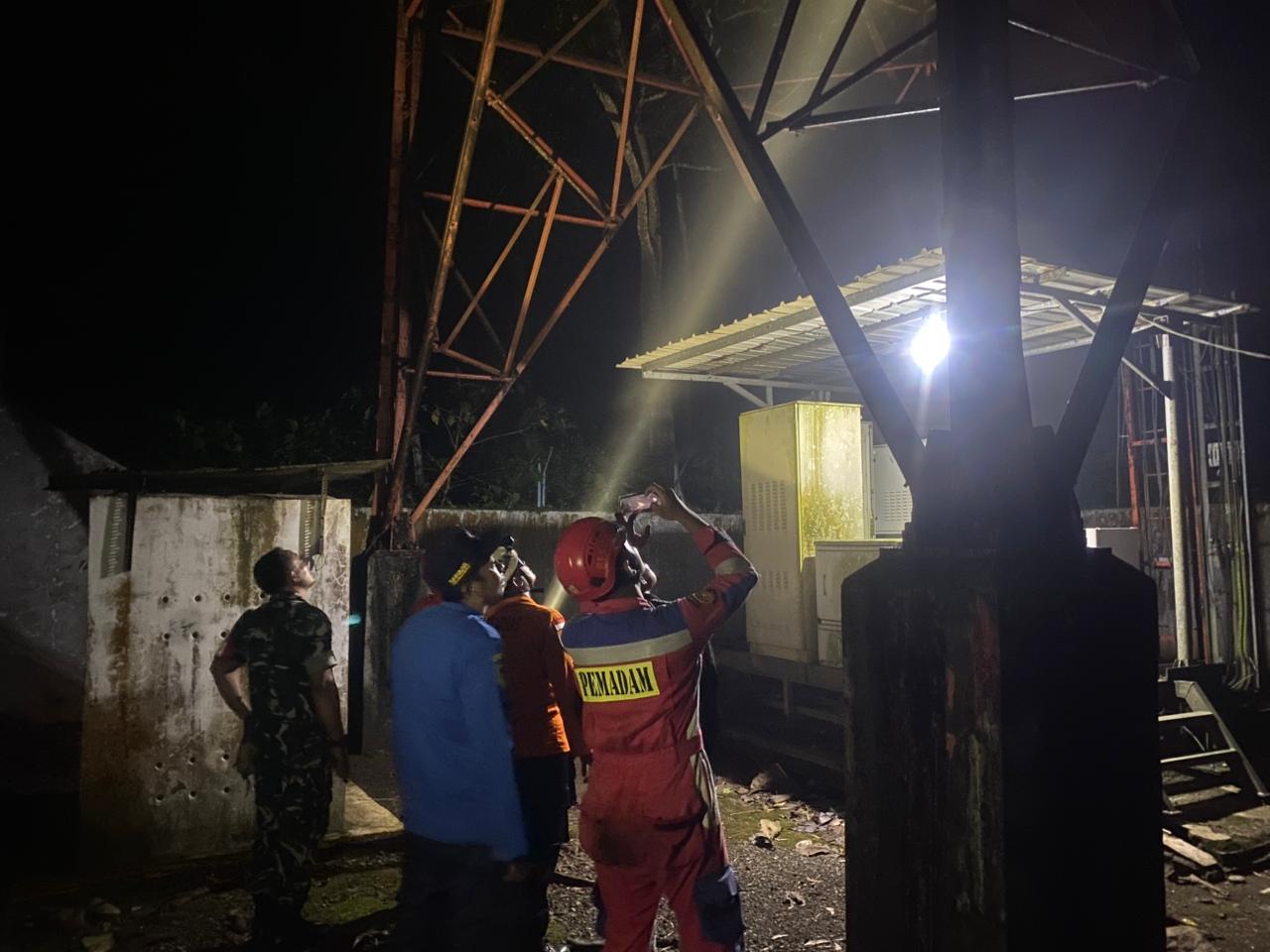 Dramatis, Pemuda Panjat Tower di Pegalongan Banyumas Dievakuasi, Diduga Hendak Mengakhiri Hidup