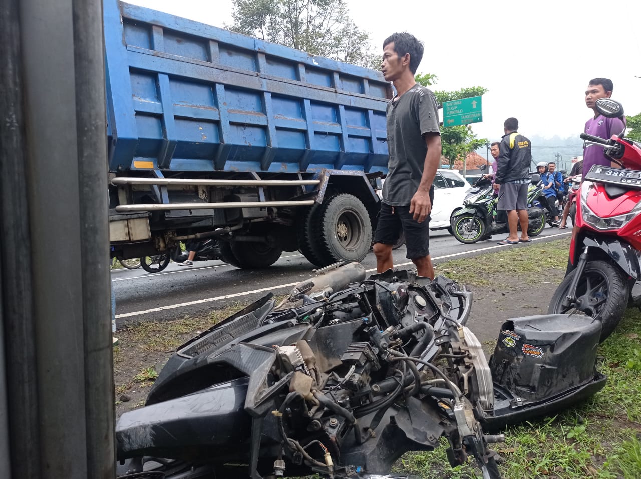 Tabrakan, Motor Hancur di Jalan Raya Somagede - Banyumas, Pelajar Selamat dari Kecelakaan