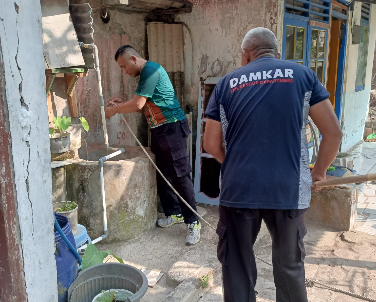 Kucing Terjebak di Sumur, Damkar Cilacap Turun Tangan