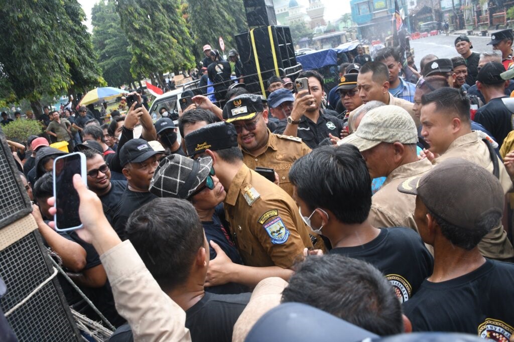 Bupati dan Wakil Bupati Temui Massa Aksi di Pendapa Dipokusumo