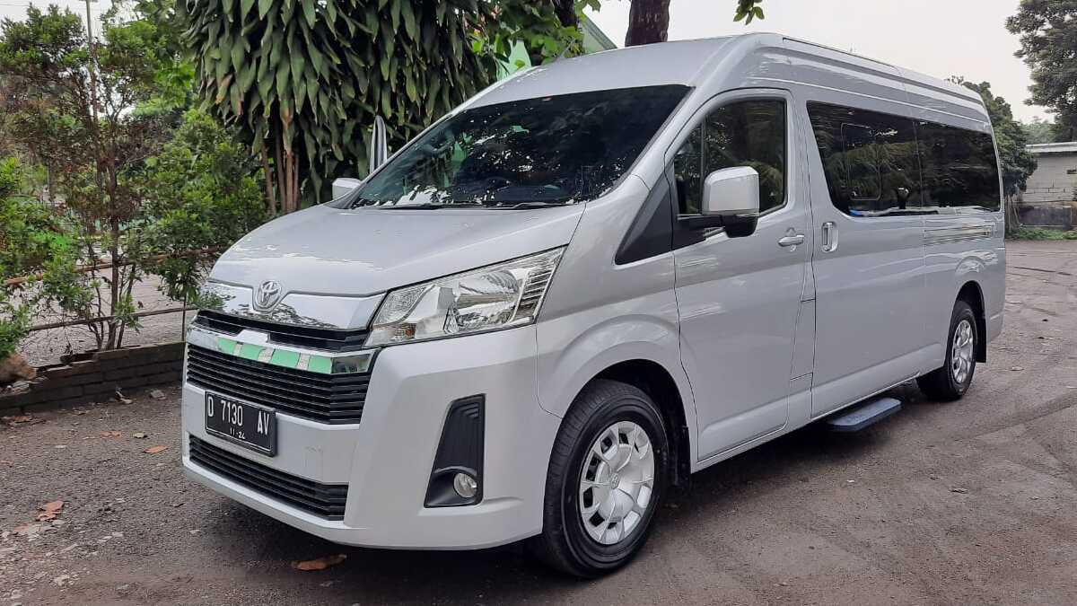 Cek Harga Mobil Hiace Luxury, Mobilnya Para Artis Ibu Kota!