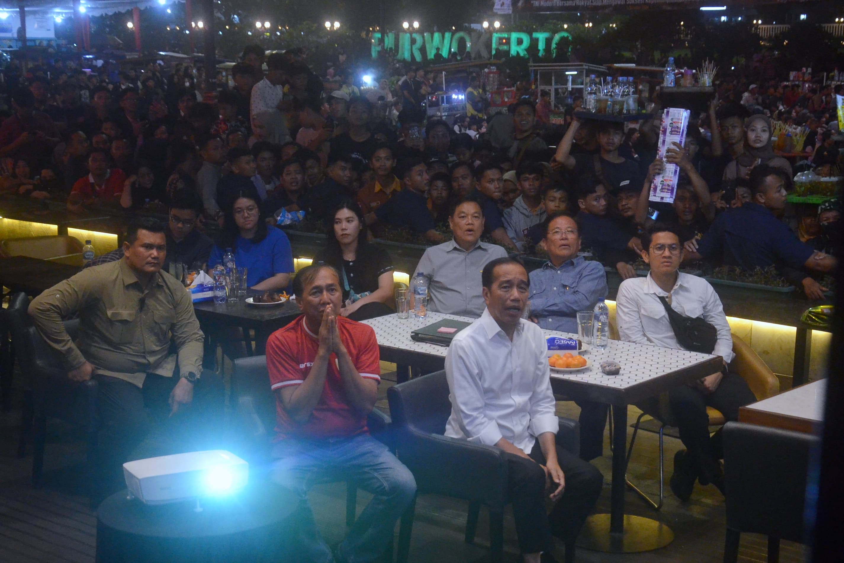 Jokowi Datang Penonton Senang, Ikut Nobar TImnas Indonesia di Alun-alun Purwokerto