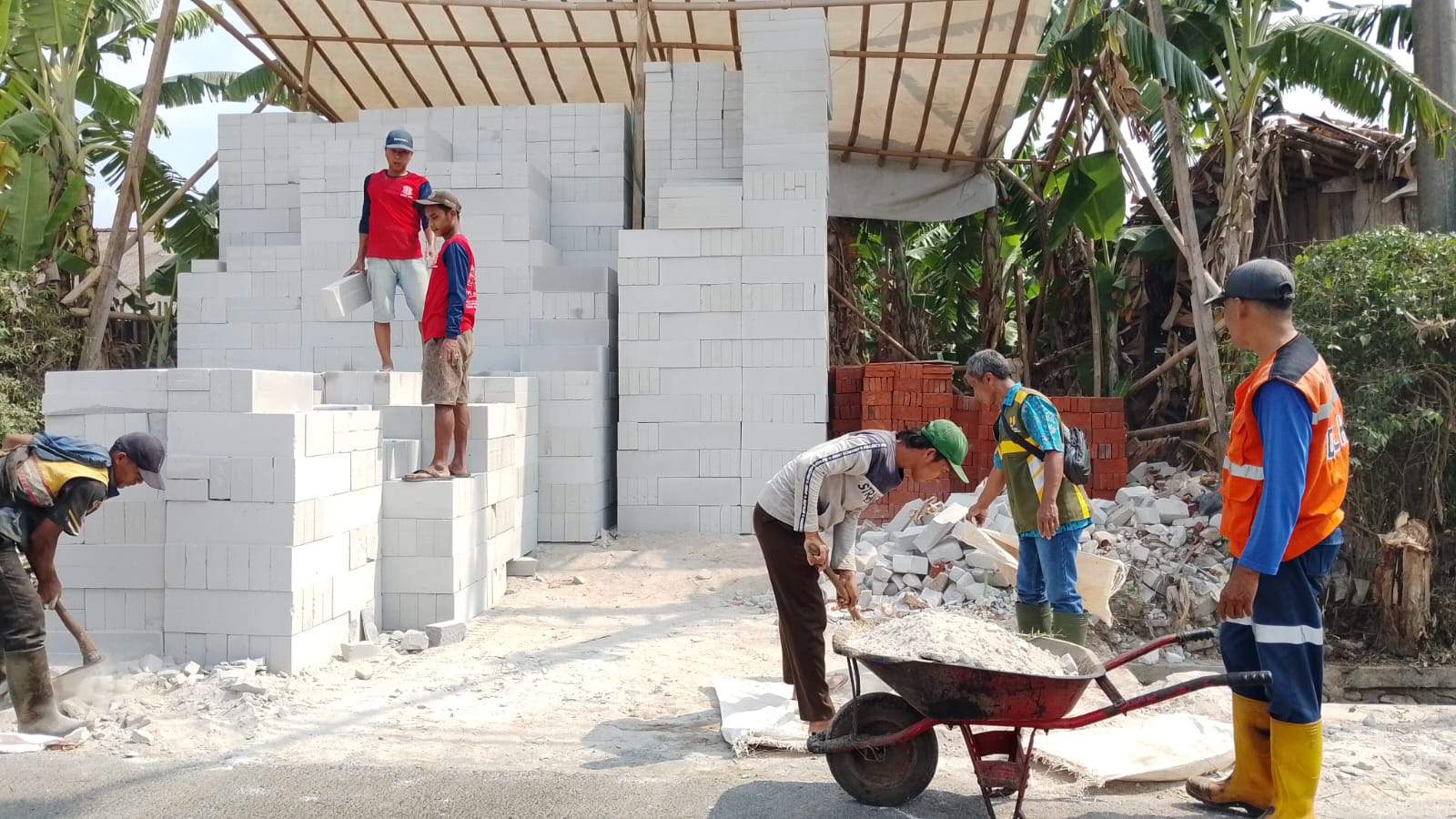 Puing Hebel Sumbat Drainase Sumpiuh Banyumas, Air Meluap ke Jalan dan Pasar Desa