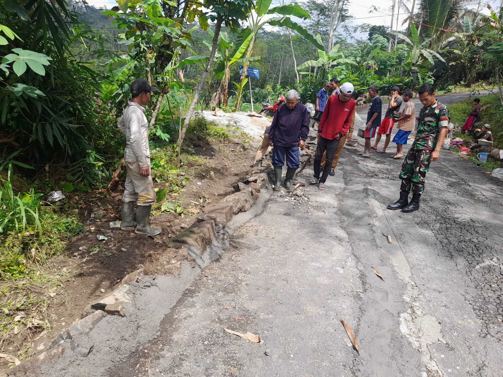 Jalan Kabupaten di Desa Karangtengah Kecamatan Wanayasa Mengalami Keretakan